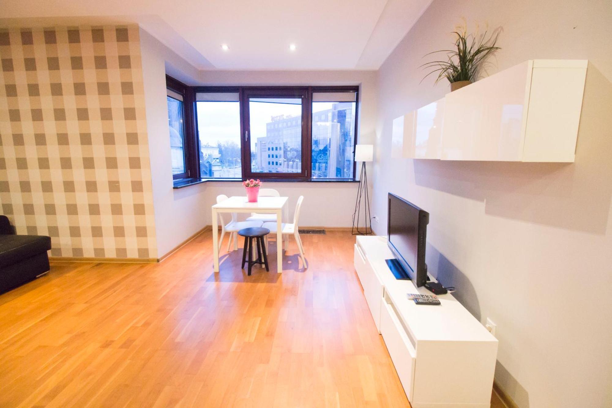 Happyestate - Just In Center Ul Krawiecka 3 *